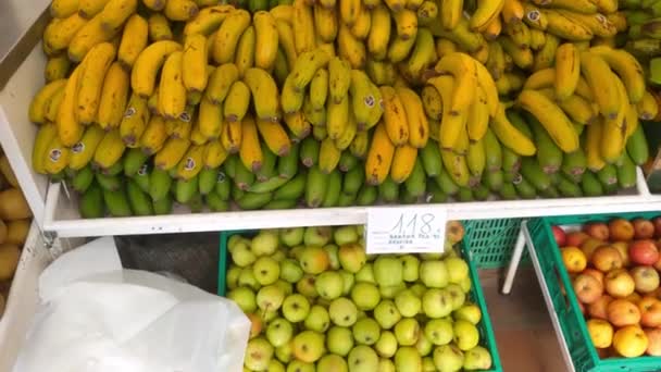 Close Een Fruitkraam Vers Smakelijk Fruit Nuttige Gezonde Voeding Selectie — Stockvideo