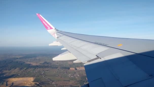 ポーランドのカトヴィツェ 2022年11月21日 飛行機の離陸時に飛行機の窓からの眺め 地面の眺め — ストック動画