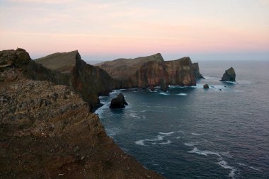 Uçurumun kenarındaki manzaralı diva na okyanus, ekstrem tatil. Portekiz 'in Madeira adasında güzel bir gün batımı