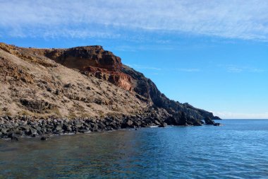 Portekiz 'deki Madeira Adası' nın kayalıklarının manzarası. Adanın kıyıları Atlantik Okyanusu tarafından yıkanır.