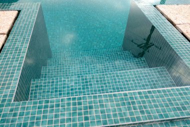 Havuzda temiz ve temiz mavi su var. Suda dinlenmek, yüzmek.