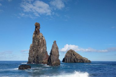 Portekiz 'in Madeira Adası' nın kuzeybatısındaki ünlü Porto Moniz kenti yakınlarındaki Ilheu da Ribeira da Janela