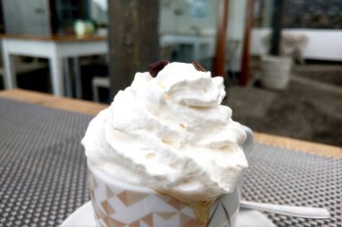Bir fincan lezzetli cappuccino 'ya yakın çekim. Taze demlenmiş kahve. Krem şanti.