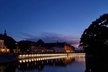 Wroclaw, Polonya, 14 Ağustos 2022: Wroclaw ve Odra Nehri 'nin manzarası