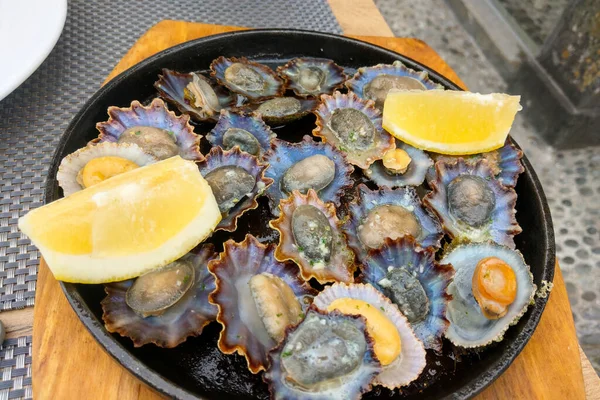レモンとおいしい海のムール貝のクローズアップ 魚介類 マデイラ料理 ロイヤリティフリーのストック写真