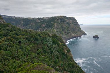 Atlantik kıyısındaki dağlar ve okyanus, Madeira, Portekiz