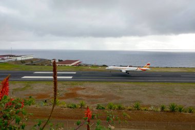 Madeira, Portekiz, 25 Kasım 2022: Portekiz 'in Madeira adasına iniş yapan uçak. Tehlikeli kalkış ve iniş