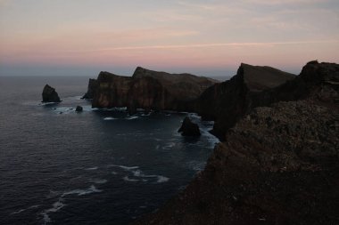 Atlantik Okyanusu 'nun güzel manzarası. Doğu kıyısındaki Madeira Adası 'nın Rocky manzarası. Resimli günbatımı