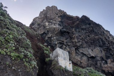 Volkanik kayaların, dağların, adanın manzarası