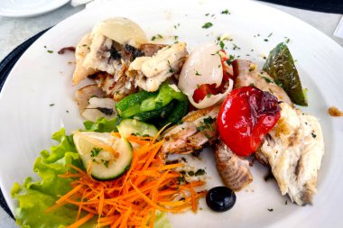 Taze pişmiş sebzeli balık. Lezzetli ve sağlıklı yemekler.