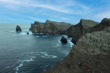 Portekiz 'in Madeira Adası' ndaki kayaların güzel manzarası. Atlantik Okyanusu 'ndaki ada. Miradouro da Ponta do Rosto