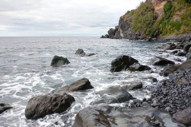 Atlantik Okyanusu 'ndaki Madeira adasının kayalık kıyıları. Volkanik kayalar