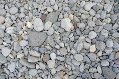 Arka plan plaj taşlarından yapılmıştır. Adanın kayalık kıyıları, taşın dokusu