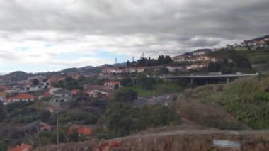 Portekiz 'in Madeira adasındaki yüksek evlerin manzarası. Bulutlu bir gün