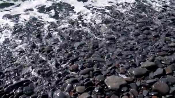 Vlny Oceánu Nebo Moře Valí Přes Skalnaté Pobřeží Odpočinek Ostrově — Stock video