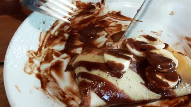 Close Van Een Heerlijke Pannenkoek Met Chocolade Banaan Licht Ontbijt — Stockvideo