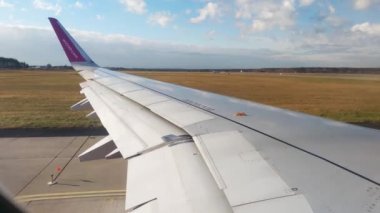 Katowice, Polonya, 12 Aralık 2022: Uçak penceresinden. Uçağın pistteki hareketi.