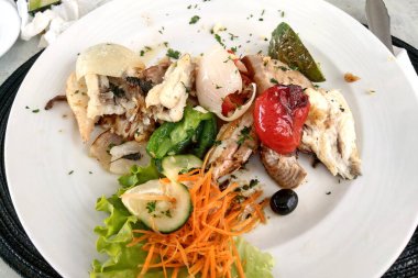 Restorandaki masada taze sebze ve balık tabağı.