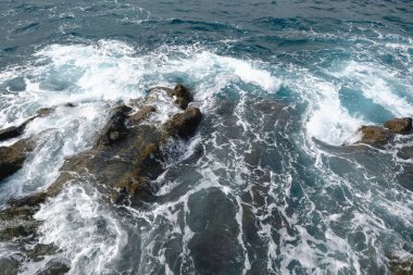 Atlantik Okyanusu 'nun ve kayaların dalgalarının manzarası