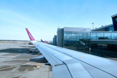 Katowice, Polonya, 22 Kasım 2022: Uçak penceresinden havaalanı manzarası