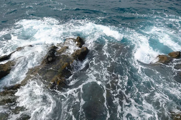 Atlantik Okyanusu 'nun ve kayaların dalgalarının manzarası