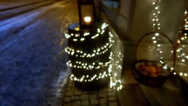 Kafenin Girişinde Güzel Bir Akşam Süsü Yanar Bulanık Arkaplan Film — Stok video
