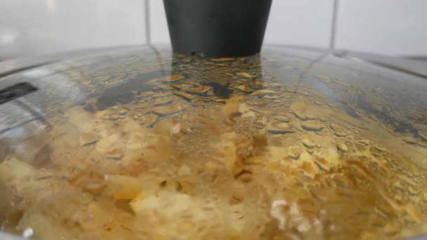 Cocinar Las Patatas Una Sartén Bajo Tapa — Vídeo de stock