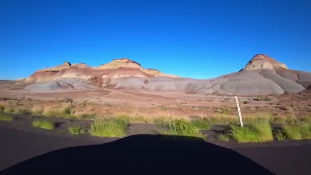 赤いアリゾナを背景にした交通車の影 — ストック動画