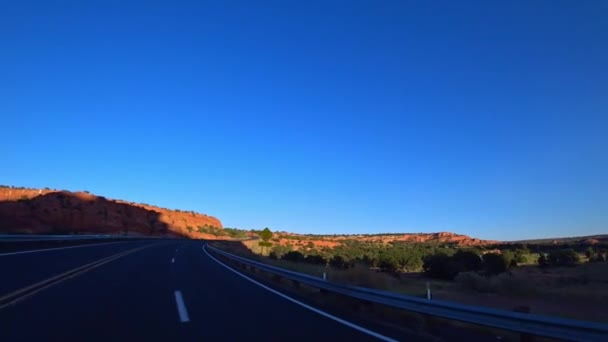 車は米国の風光明媚な道路に沿って駆動します 国家観光 — ストック動画