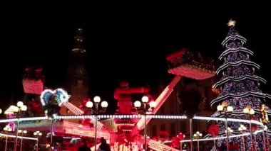 Wroclaw, Polonya, 15 Aralık 2021: Çocuk ve yetişkinler için çalışma atlıkarınca, eğlence. Yeni yıl ve Noel fuarı. Şenlik havası