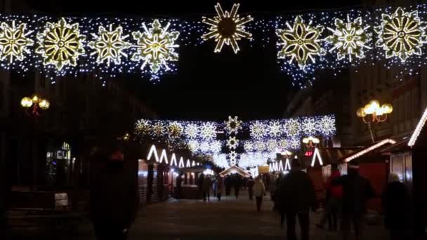 2021年12月15日 波兰弗罗茨拉夫 人们走在装饰过的街道上 新年和圣诞博览会 节日气氛 旧城的夜市 — 图库视频影像
