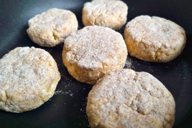 Peynirli kekler kızartma tavasında pişirilir. Lezzetli ve sağlıklı kahvaltı.