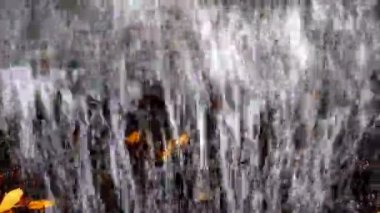 Suyun akışı düşer. Ormandaki şelale. Doğa