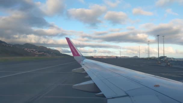 2022年11月22日ポルトガル マデイラ フンシャル空港発の飛行機の窓からの眺め — ストック動画