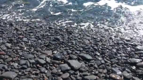Vlny Valí Skalnaté Pláži Kameny Jsou Omývány Vlnami Atlantského Oceánu — Stock video