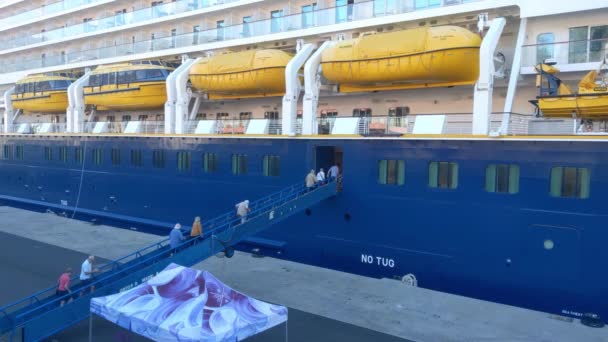 Madeira Portekiz Kasım 2022 Insanlar Yolcu Gemisine Biniyor Suyun Üzerinde — Stok video