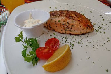 Bir tabak taze balık manzarası. Denizde dinlen.