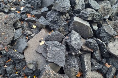 Tamir ve depremden sonra asfalt parçalandı. Toprağın arka planı