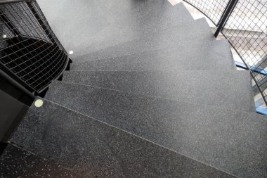 Modern spiral merdiven, koyu fayanslı.