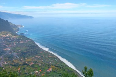 Evlerin yüksekliğinden ve Madeira adasından Atlantik Okyanusu 'na bak.
