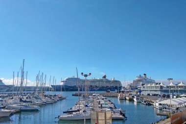 Madeira, Portekiz, 25 Kasım 2022: güzel deniz arka planı. Funchal, Madeira, Portekiz 'de tekneleri ve gemileri olan bir iskele.