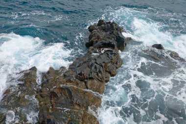Atlantik Okyanusu 'nun dalgaları adanın kayalarını yıkıyor. Turkuaz su