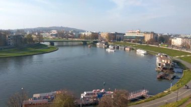 Krakow, Polonya, 15 Ekim 2022: Wawel Kalesi 'nden şehir ve nehir manzarası