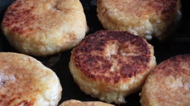 Kızarmış peynirli kekleri kızartma tavasında yakın plan çek.