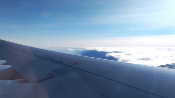 从飞机的窗上俯瞰云层之上的飞行 — 图库视频影像