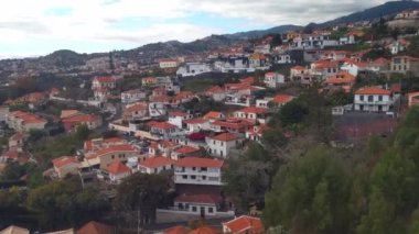 Teleferikle Madeira adasındaki Funchal şehrinin görüntüsü