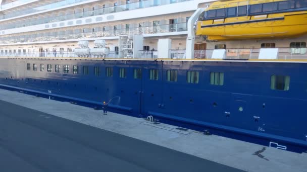 Madeira Portugal November 2022 Worker Washes Large Cruise Ship — Video
