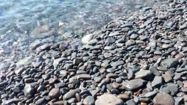 清澈的清澈的海水滚到海滩上 落基海滩 — 图库视频影像