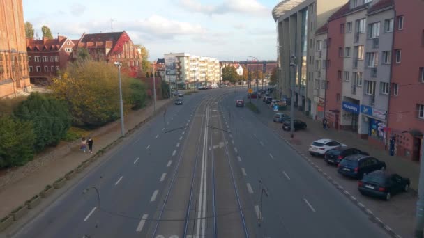 2022年10月1日ポーランド シュチェチン 都市交通の高さからの眺め 現代の路面電車の動き トラムは輸送の生態系モードです — ストック動画