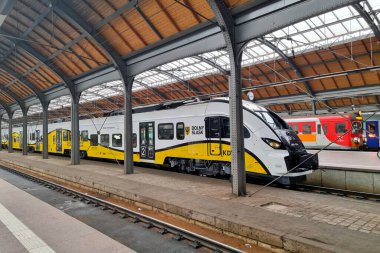 Wroclaw, Polonya, 15 Ekim 2022: istasyon platformundaki modern tren